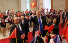 Tổng thống Trump gây sốt mạng với lá cờ Việt Nam trên tay