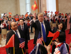 Tổng thống Trump gây sốt mạng với lá cờ Việt Nam trên tay
